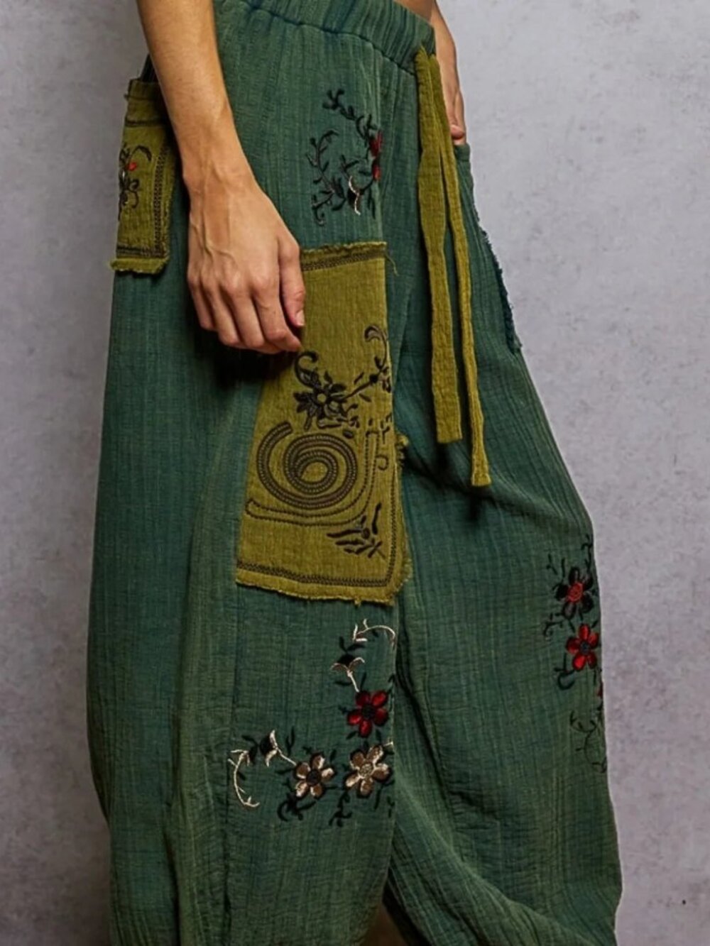 NWOT POL Green Floral Embroidered Joggers size- MEDIUM - Picture 3 of 9